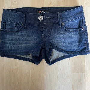 Guess shorts  - Oanvända guess shorts lågmidjade superfina verkligen! Köparen står för frakt.
