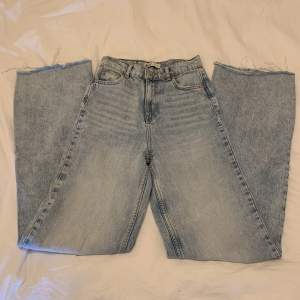 Säljer ett par jeans från Gina Tricot, kontakta för mer information