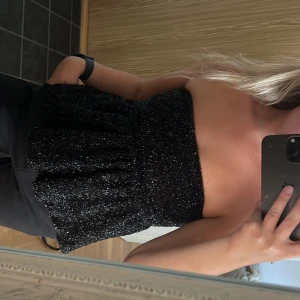 Fest topp  - Säljer denna fest topp från Gina Tricot🩷En perfekt topp till fest! Har en dragkedja i sidan. Den är i bra skick! Frakten kostar 54kr 