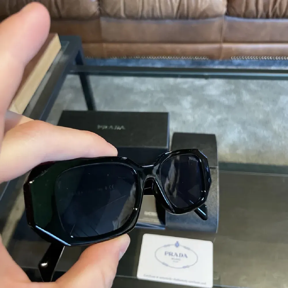 Säljer mina helt nya Prada solglasögon då de inte riktigt passar min stil, kommer med låda, certifikat och alla tags. 1:1 rep.. Övrigt.