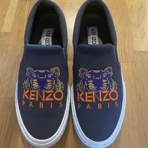 Kenzo slip in skor storlek 39 Använda vid 2 tillfällen. Färgen är mörklila/mörkblå  Skickar fler bilder om det önskas Unisex skor