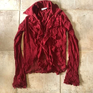 2000s  - Säljer denna jättesnygga tröjan för endast 170kr. Den är i väldigt bra skick  har endast använt den EN gång! 🙈❤️