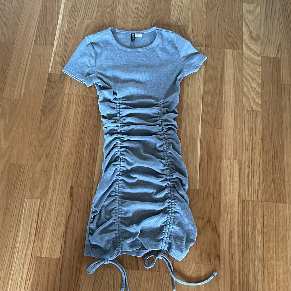 Det här är en superfin grå ribbad klänning från H&M i storlek xs men som även passar storlek s. Säljer för 80 kr+ frakt . Klänningar.