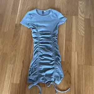 Det här är en superfin grå ribbad klänning från H&M i storlek xs men som även passar storlek s. Säljer för 80 kr+ frakt 