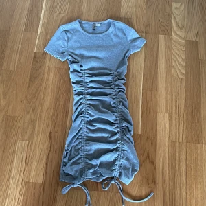 Grå klänning från H&M  - Det här är en superfin grå ribbad klänning från H&M i storlek xs men som även passar storlek s. Säljer för 80 kr+ frakt 