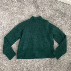 tröja - jag säljer min stickade tröja för att den är för liten för mig, där är lite stickig. nypris 900kr säljer den för 550kr(priset går att diskutera)🩷