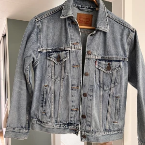 Levis jacka - Snygg jeansjacka som jag tyvärr vuxit ur, kom med prisförslag💛🥰!