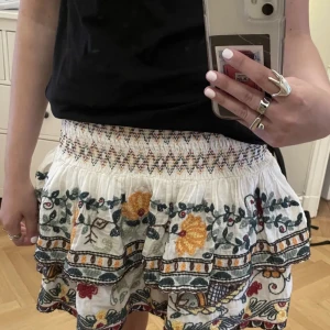 Zara kjol - Kjol från zara i bra skick, tycker inte den passar mig därför säljer jag❤️