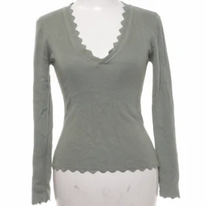 Långärmad tröja - Denna är köpt på Sellpy för ca 350kr! Har använt den endast 1 gång och den är i väldigt bra skick. 