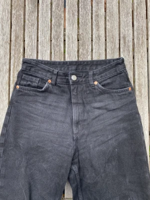 Svarta jeans från Monki - Rensar garderoben! Knappt använda, har legat ett tag i garderoben så därför de ser rätt skrynkliga ut. Mom jeans-modell, normala i storleken och i fint skick!