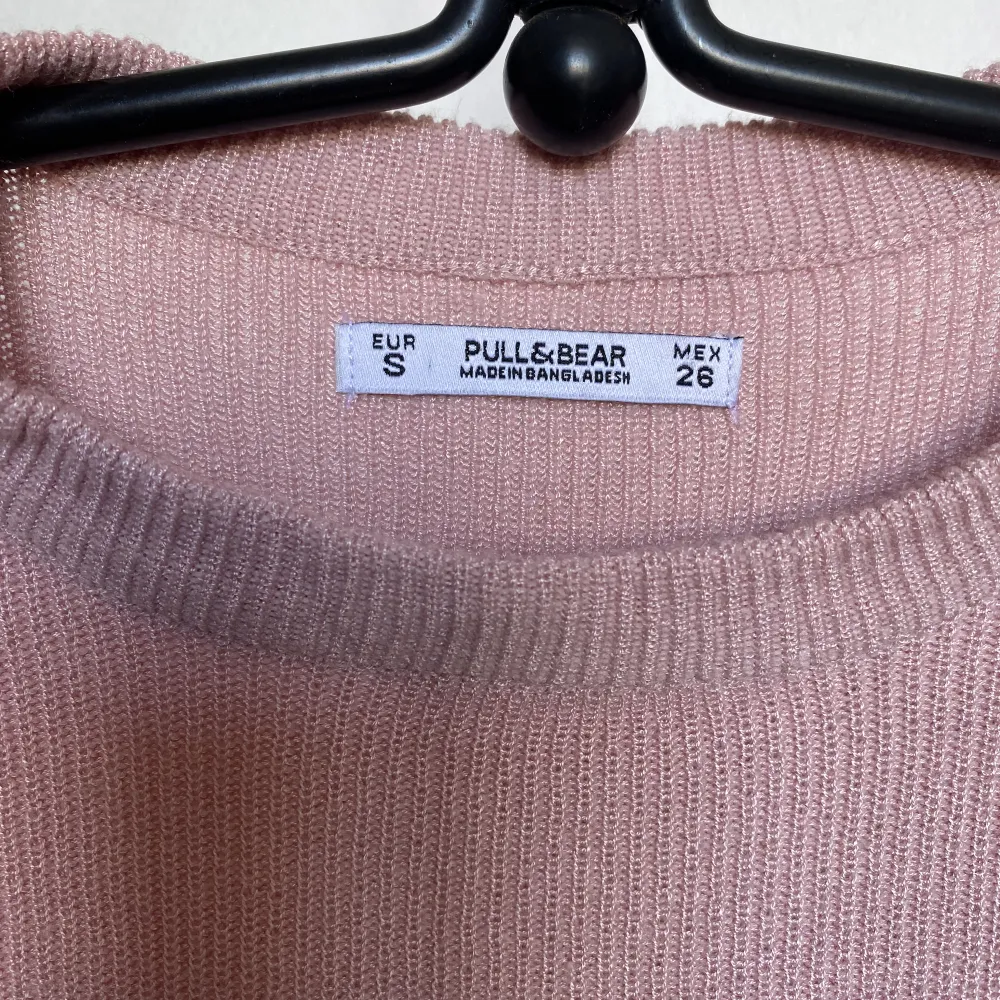 Rosa finstickad tröja från Pull & Bear. Inte oversized, utan slim fit. Bra skick, knappt använd.. Stickat.