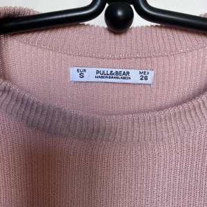 Tröja Pull & Bear - Rosa finstickad tröja från Pull & Bear. Inte oversized, utan slim fit. Bra skick, knappt använd.
