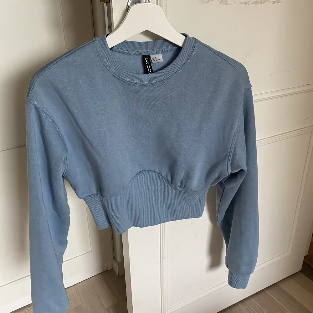 Blå mjuk tröja från divided, h&m som använts ett fåtal gånger. Toppar.