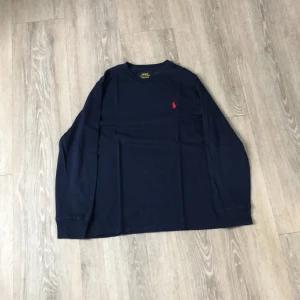 Polo - Säljer min långärmade t-Shirt för att den är för liten aldrig andvänd så väldigt bra skick. 