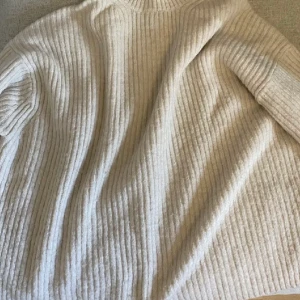 Stickad tröja - Stickad tröja från Hm, aldrig använt. Orginal pris 300