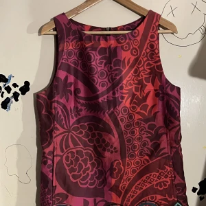 Desingual klänning - Jättefin! Köpt secondhand! Använd köp nu🖤