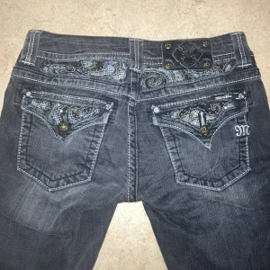 sååå snygga miss me jeans🤩midjemått 78cm, innerbenslängd ca 79cm🫶🏼💗 - (snabb affär så sänker jag priset, buda!💗)   så snygga miss me jeans köpta här på plick men säljer då de är för små :(. köpta för 650kr, säljer för 400 då de är för långa & har blivit sydda för att bli utsvängda (kan skicka fler bilder på det privat). 