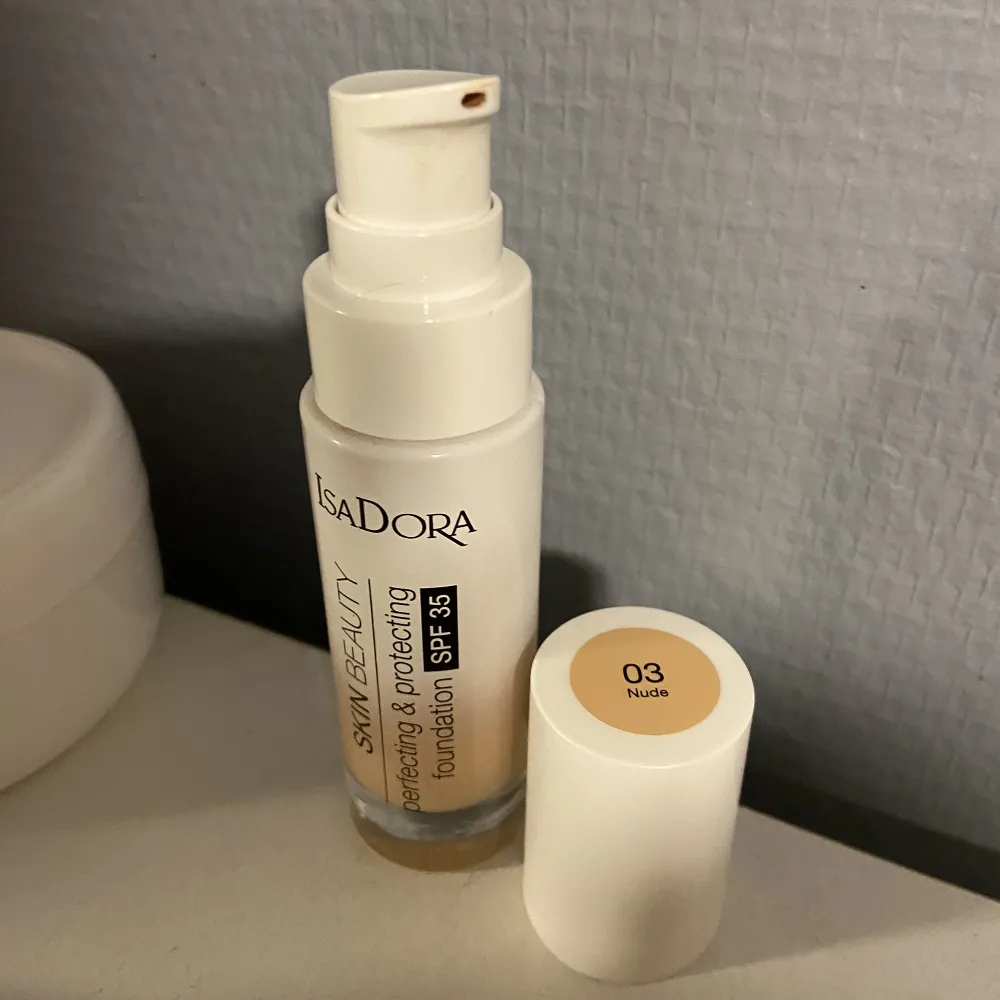 Isadora foundation! SPF 35 så går att använda på sommaren! färgen 03 nude! Aldrig använd köpte fel färg! . Övrigt.