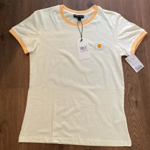 Ljusgul t-shirt💛 - Helt ny ljusgul t-shirt från Brave Soul🎀 Aldrig använt, prislappen är kvar! Nyskick🩷