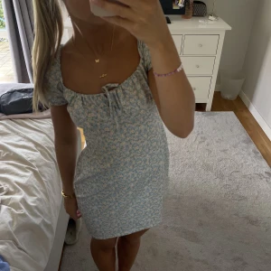 Klänning - Så fin klänning, oanvänd! Så fin i bak