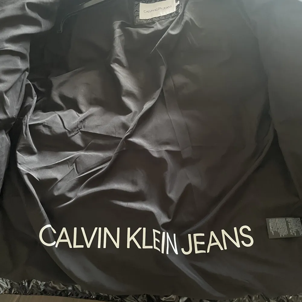 Vinterjacka från Calvin Klein  Använd 0 gånger. Jackor.