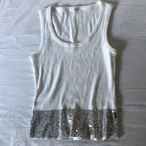 Ribbat linne med silverpaljetter vid fållen. I perfekt skick, äkta White Sand tröja. Köparen står för frakt. Dma gärna vid frågor eller funderingar:)