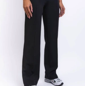 Madlady kostymbyxa - Hazel Extra tall - Säljer dessa lågmidjade kostymbyxorna från Madlady i storlek 38 - extra tall då det blev lite stora för mig. De är helt oanvända. Svarta utan fickor och super sköna! Frakt ingår ej