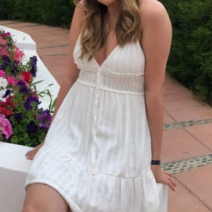 Söt klänning - Jättesöt klänning från Pull&Bear. Använd en gång, så i nyskick! Storlek M🤍🤍