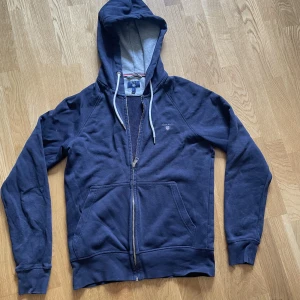 Gant zip hoodie - Gant zip hoodie i storlek S. Ganska liten i storleken och passar mig inte längre. Använd ett fåtal gånger och inget fel på den. Inga fläckar eller hål. 