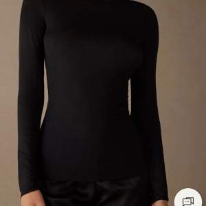 Säljer en svart intimissimi tröja. Använd typ 2 ggr liten defekt på ”höften” typ. Pris går att diskutera!