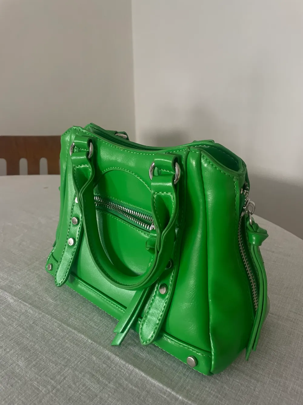 Fin grön väska från Na-kd som letar nytt hem! Köpt för 200kr. Väskor.