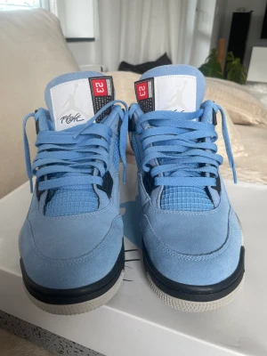 AIR JORDAN 4 RETRO - AIR JORDAN 4 RETRO Extremt fint skick, endast använda 1 gång. University blue/black Cm 27,5 Stl 43  Meddela för fler bilder💙 Finns att hämta i Jönköping!