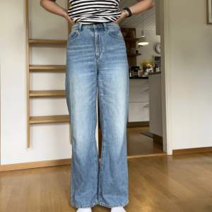 Raka jeans från Lindex. Skön och snygg passform! Använda men i gott skick. Storlek 36. Pris 60kr