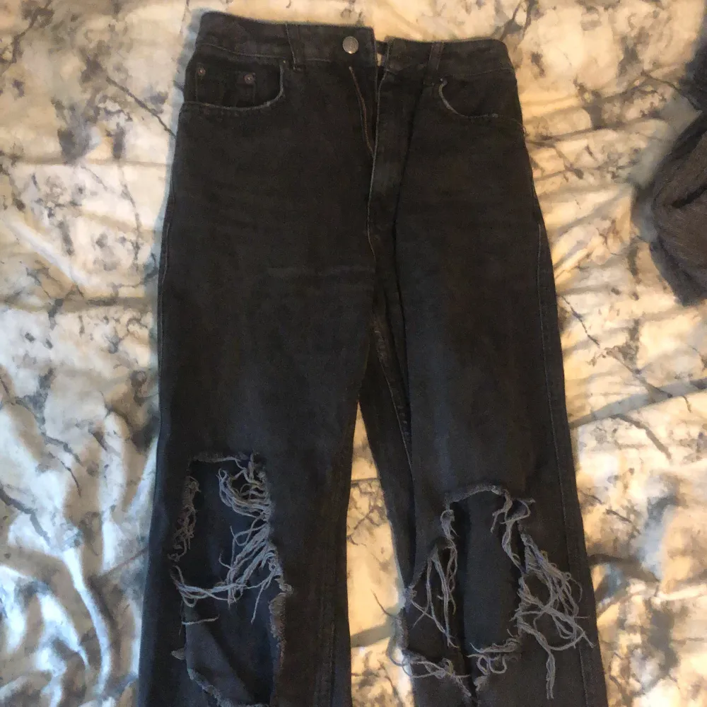Svarta jeans med hål ifrån nakd, Säljer för att jag inte använder dem, annars väldigt fina! . Jeans & Byxor.
