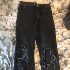 Svarta jeans med hål ifrån nakd, Säljer för att jag inte använder dem, annars väldigt fina! 