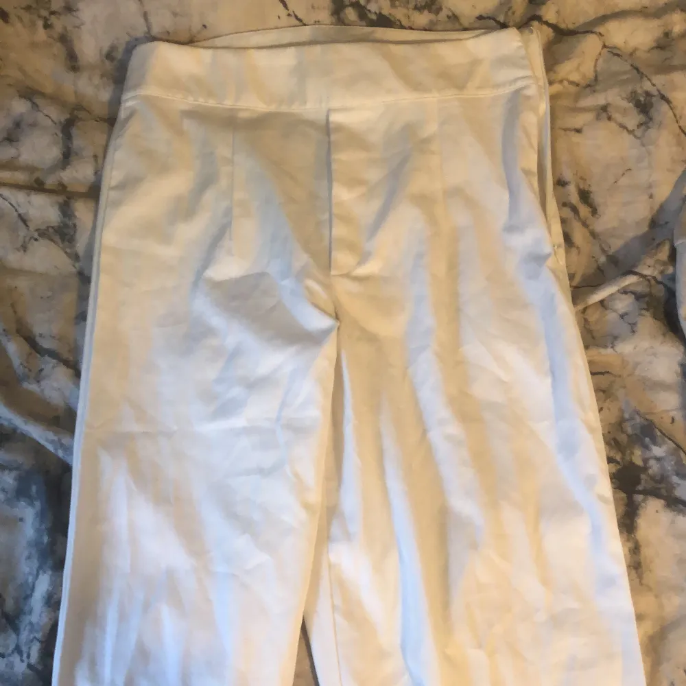 Vita kostymbyxor ifrån bikbok, använda fåtal gånger och är väldigt sköna!. Jeans & Byxor.