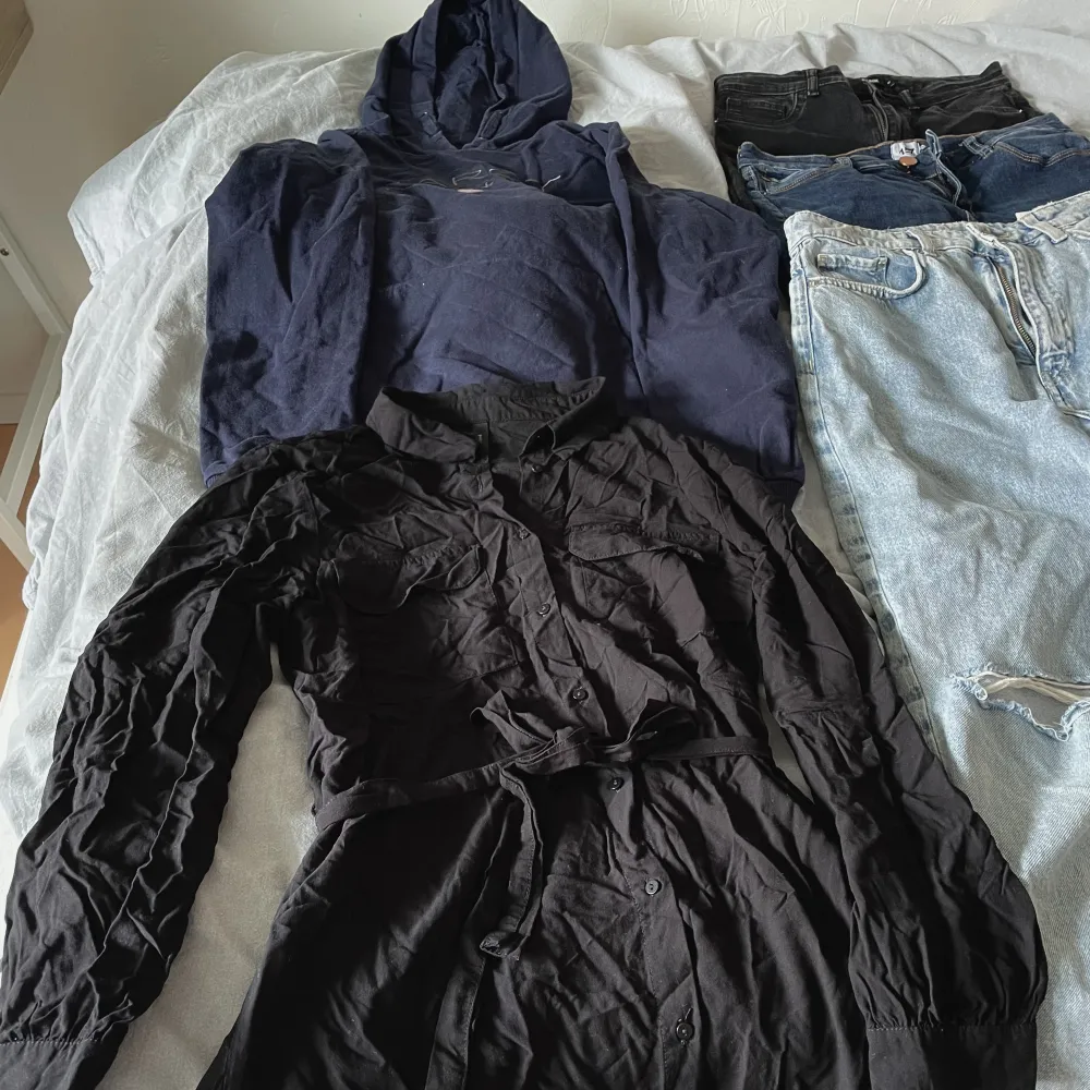 Säljer ett klädpaket där allt passar mig i storlek Medium😊 En marinblå hoodie från Marqy En svart skjortklänning i bomull som är betydligt finare när man stryker den🤓😍 2 skinny jeans, svarta och mörkblå 1 par raka jeans med hål över knäna. 6 t-shirts☺️. Skjortor.