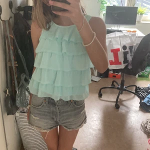 Volang top - Super söt volang topp. Säljer då den inte kommer till användning. Från hm men finns inte kvar.