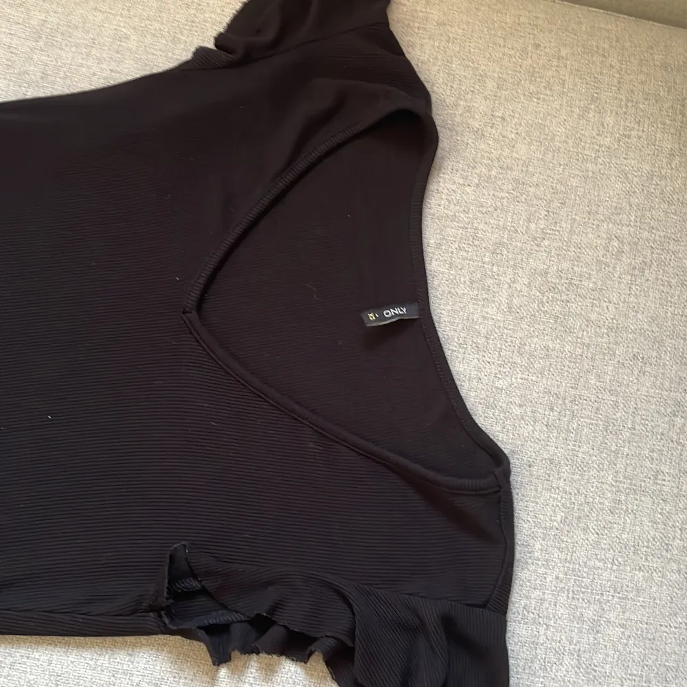 En superfin tröja i svart från only som aldrig har kommit till användning så är i jättefint skick. Tröjan har lite volang i ärmarna och materialet är tunnt. . T-shirts.