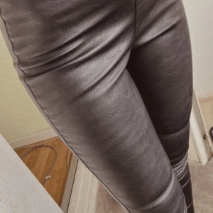 Massa olika byxor. Några sålda  - Är ni intresserade skickar jag bättre bilder, nästan alla storlekar är XS-S 2-3 par är M 