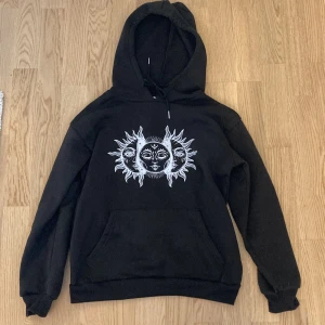 Hoodie - Säljer denna Hoodie med ett gullit tryck på framsidan!✨🫶💕