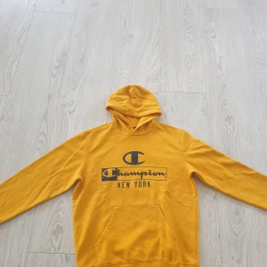 Champinjoner gul hoodie - Super fin hoddie i ny skick, nästan aldrig använd då den var lite för liten storlek M St M, 