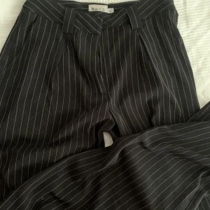 Kostymbyxor randiga  - Väldigt snygga randiga kostymbyxor från NA-KD i strl 34 som jag slutat använda. Jag är 167 och dom är långa i benen. Köparen står för frakt!💗 skriv för mer bilder om så önskas☺️