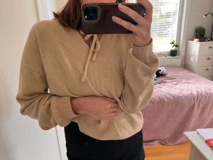 Kashmirhoodie  - Kashmirerhoodie från H&M. Nypris 1299kr. Skönaste jag provat. Mycket sparsamt använd. 