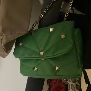 Fin grön väska från Zara med nitar på. Knappt använd💚💚💚