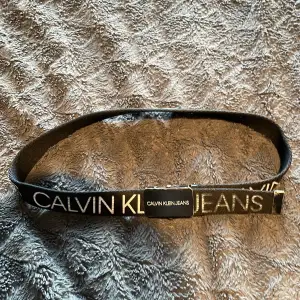 Säljer detta feta bälte från Calvin Klein! Använd mycket och texten är lite utsuddad men därav är skicket 6/10! Bältet är 87cm långt.