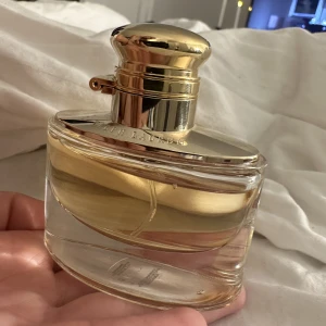 Oanvänd Ralph lauren parfym  - Luktar gudomligt, säljes på grund av att jag redan har en i större storlek o hinner ej använda denna. Parfymen är en 30ml. Köptes för 529kr. Säljes för 350kr då den är helt ny. Enda är att lådan ej finns kvar. 
