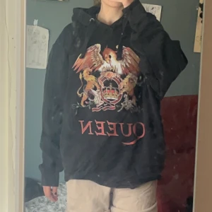 queen hoodie - queen hoodie jag säljer då jag inte lyssnar på dom längre och inte min stil👍👍