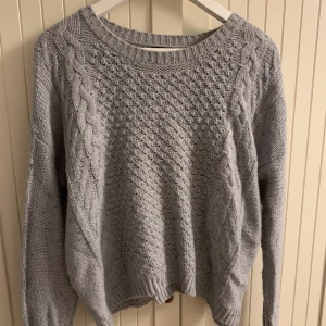 Ljusgrå stickad tröja  - Knappt använd, fin stickad tröja i strl S