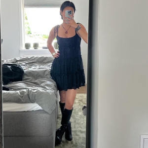 Söt svart klänning - Använd fåtal gånger men ingen som märks 😇 Storlek M men sitter mer dom en S.